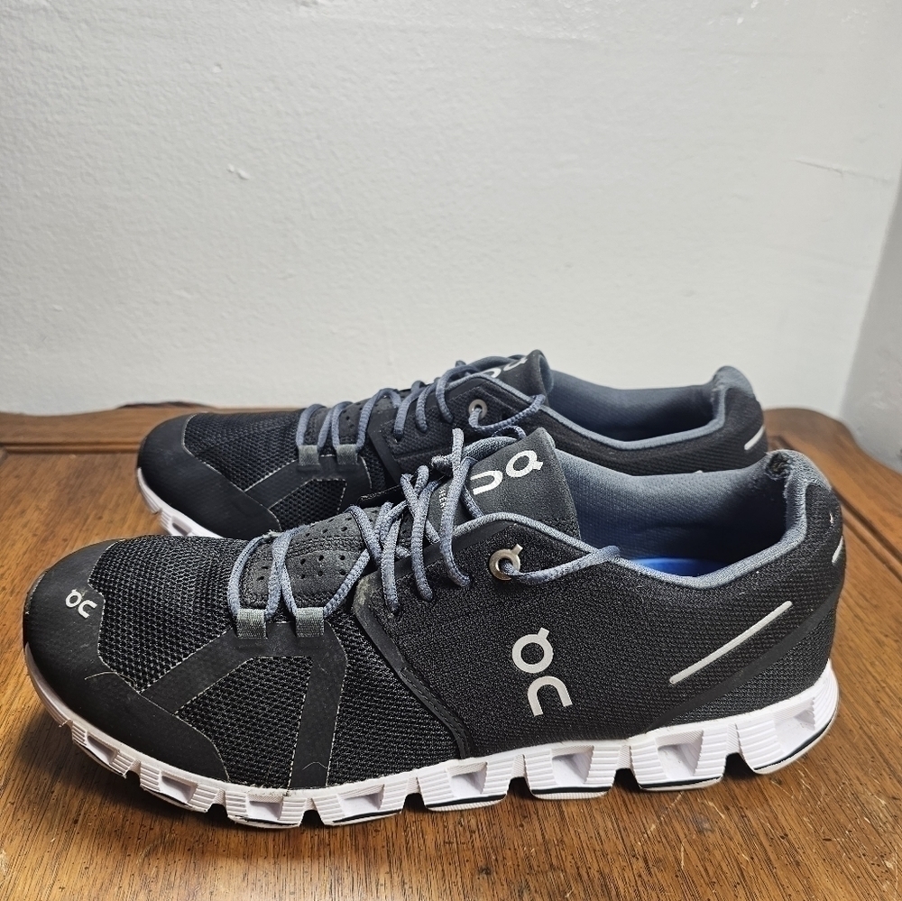 On Cloud Swiss Engineering Running Shoes Women's Size 10.5 it have a little tea